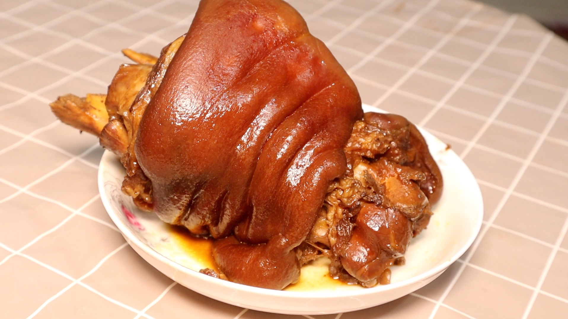 小伙在家自己做肘子，Q弹无比，一口下去太满足！