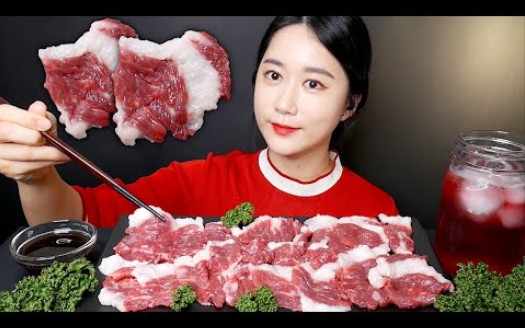 美女生吃内脏