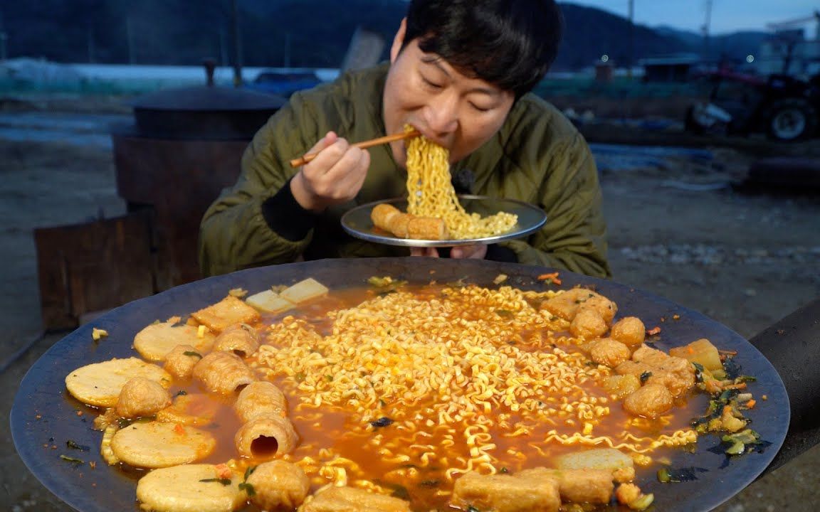 一人独享美味的鱼饼拉面，在寒冷的天气里喝暖暖的鱼饼汤！