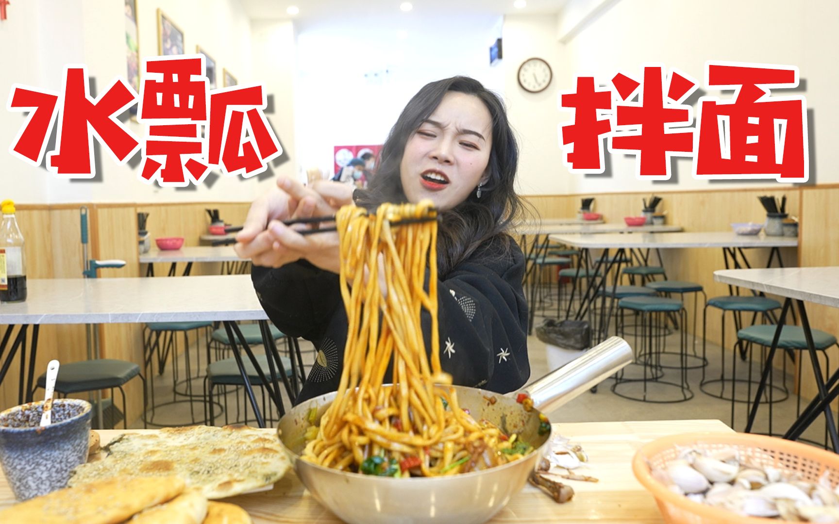 抱盆吃的裤带面，12块一份，一盆5根面，就着蒜吃真过瘾！