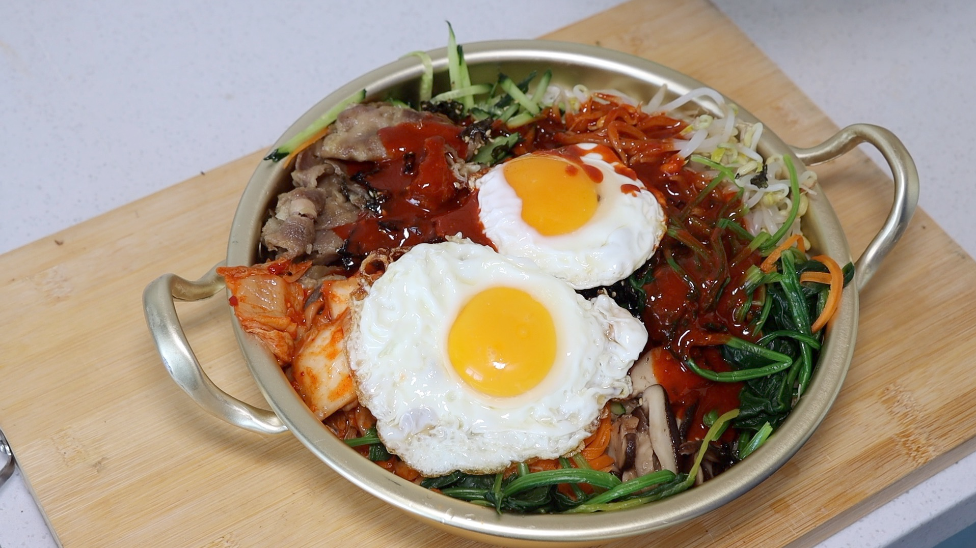 小伙自己在家做韩式拌饭，有韩剧那味儿了！