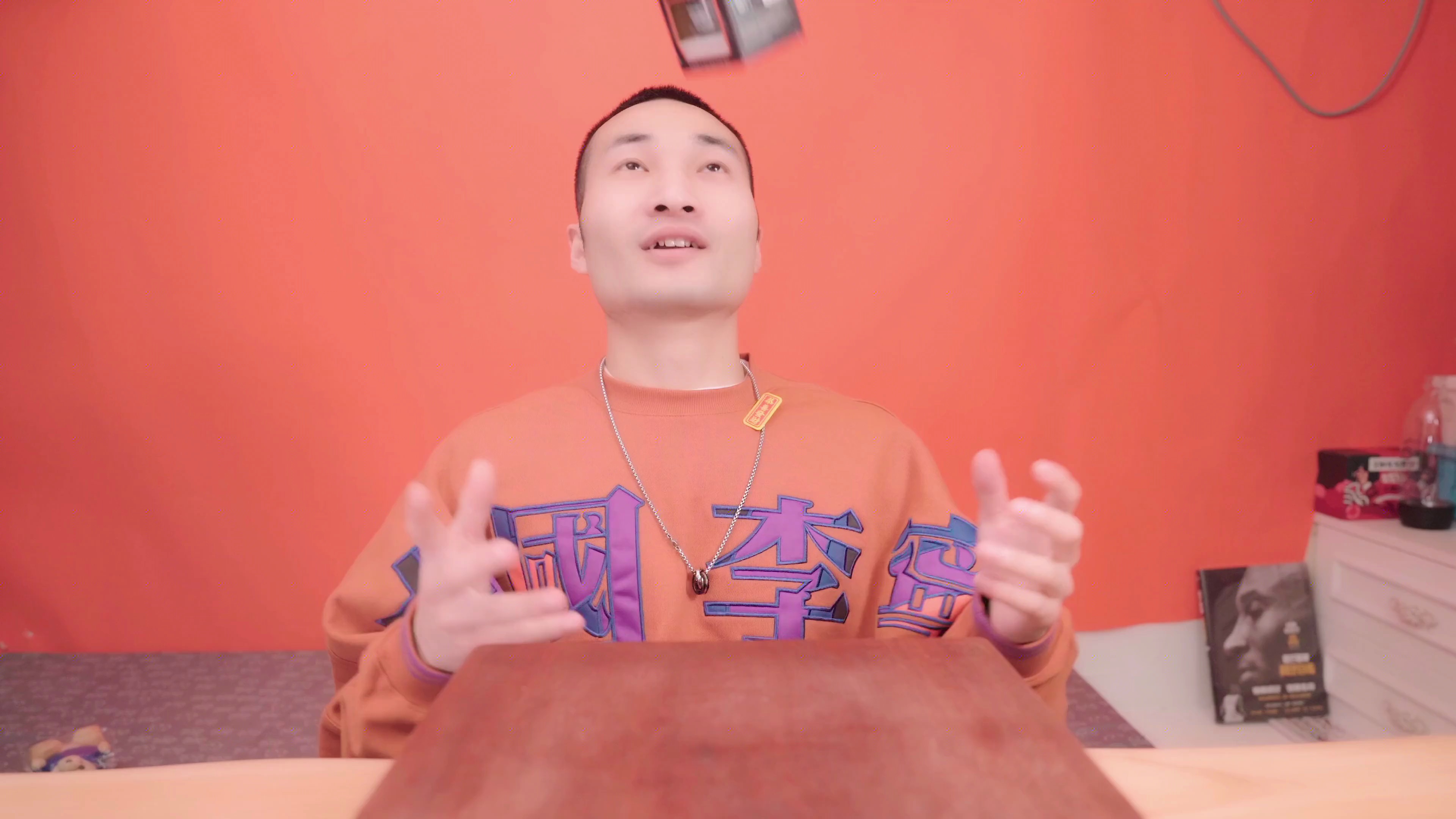 小伙挑战3倍辣火鸡面，表情管理失效？记得去医院看我！