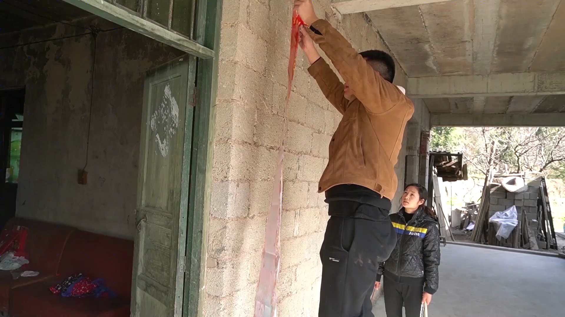 园子的菜吃不完，双妹就地取材摘几根苦瓜来烘蛋，老公夸赞厨艺好