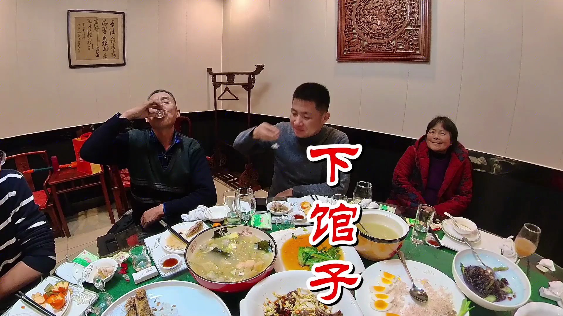 两个姨妹来了！264买个22斤牛脊骨，做酱牛脊骨，喝酒聊天真热闹