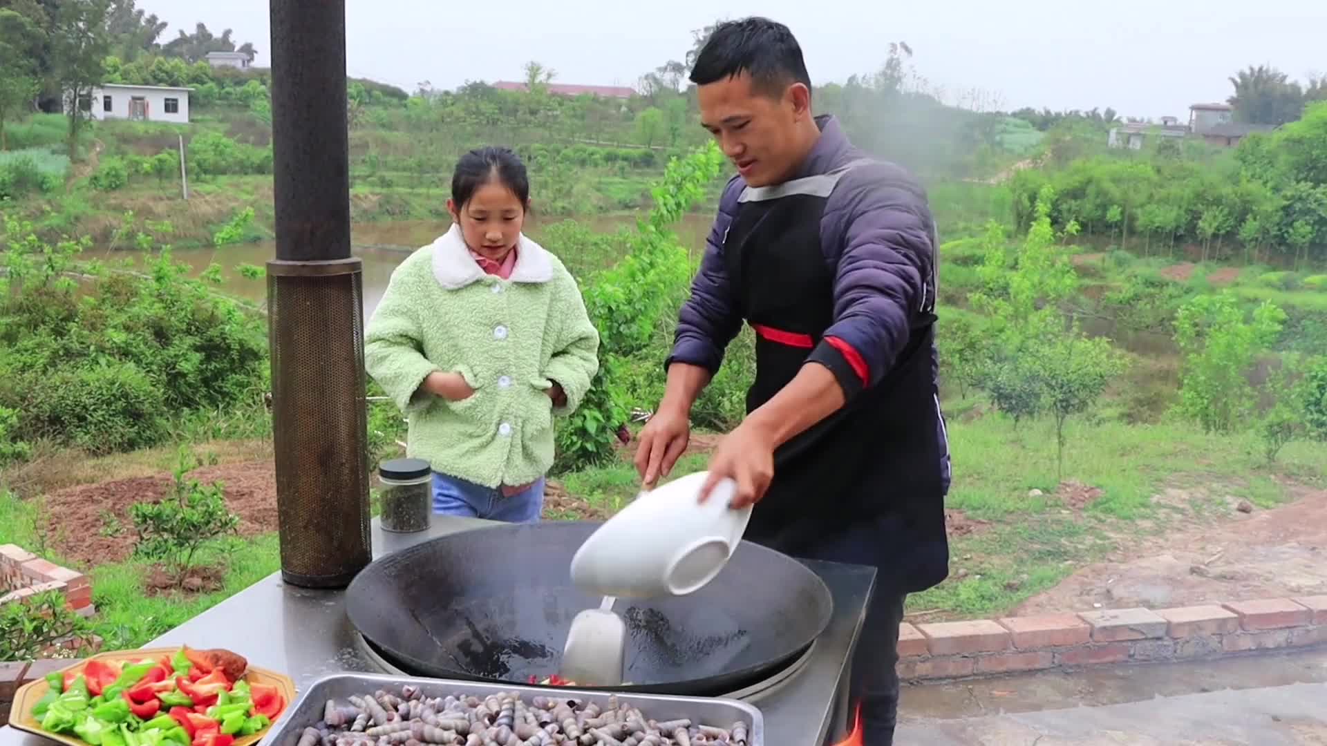 58买了10斤钉螺，大锅焖15分钟鲜香味美，一口一个很好吃