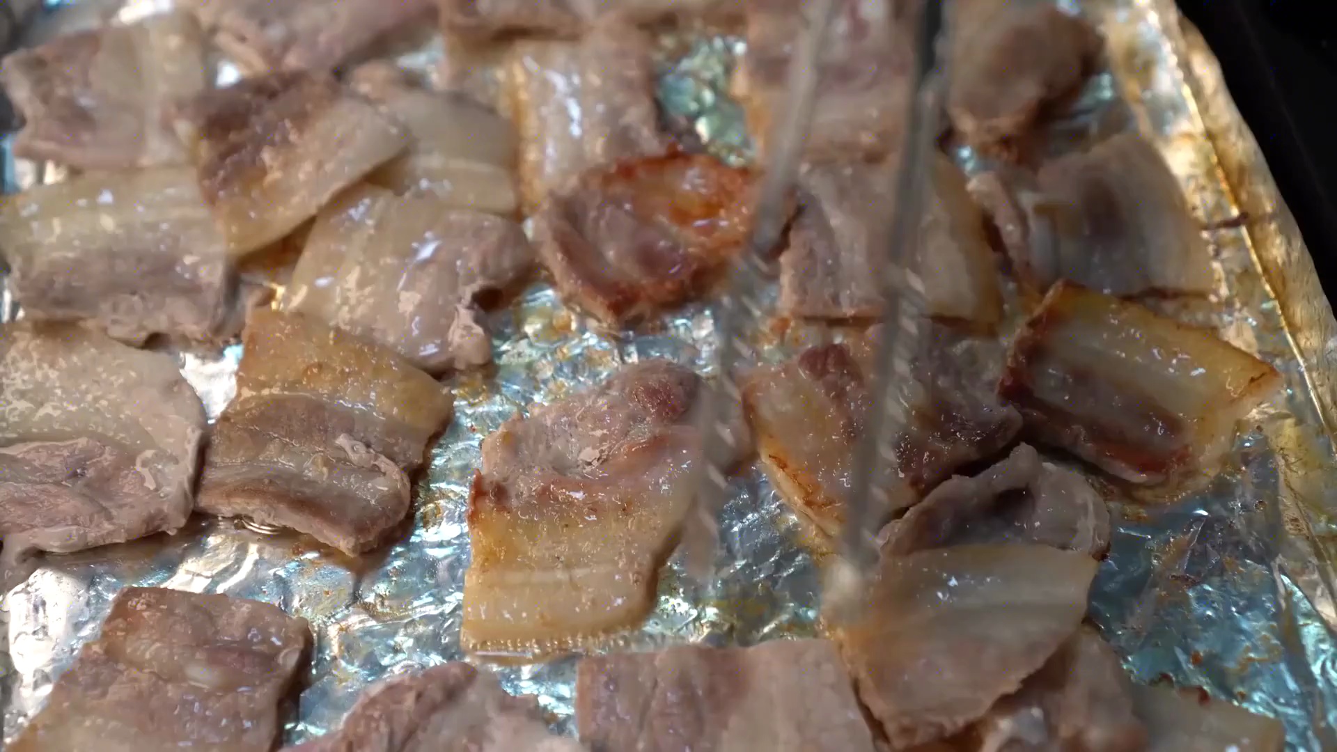 爸爸一人独自享用烤美味五花肉，边烤边吃，十分惬意自在啊！