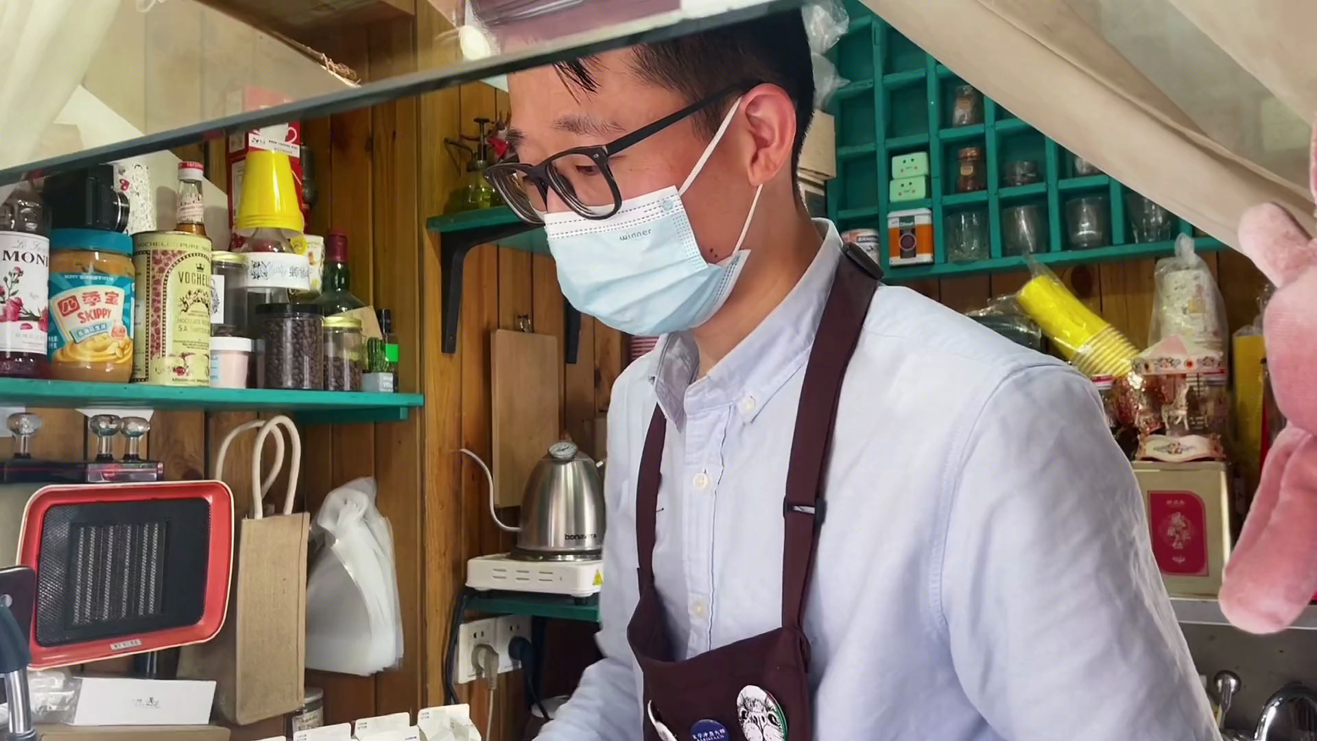 2.5平米江苏最小咖啡馆，杯杯要加酒，任性苏北小哥开店看心情