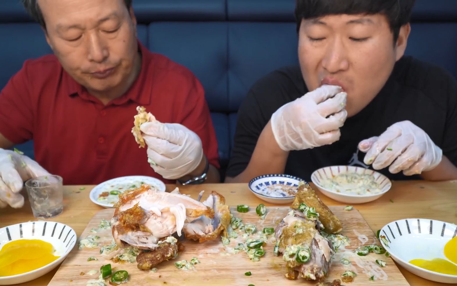 妈妈做的炸鸡金黄酥脆，调制的蛋黄酱和辣椒缓和了油腻感，真香！