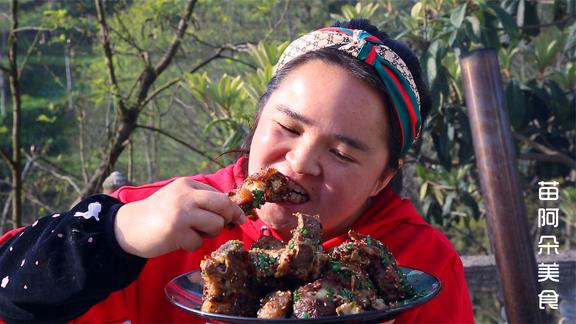 苗大姐4斤排骨又蒸又炸，房东邻居一人一块，吃完都要舔舔手