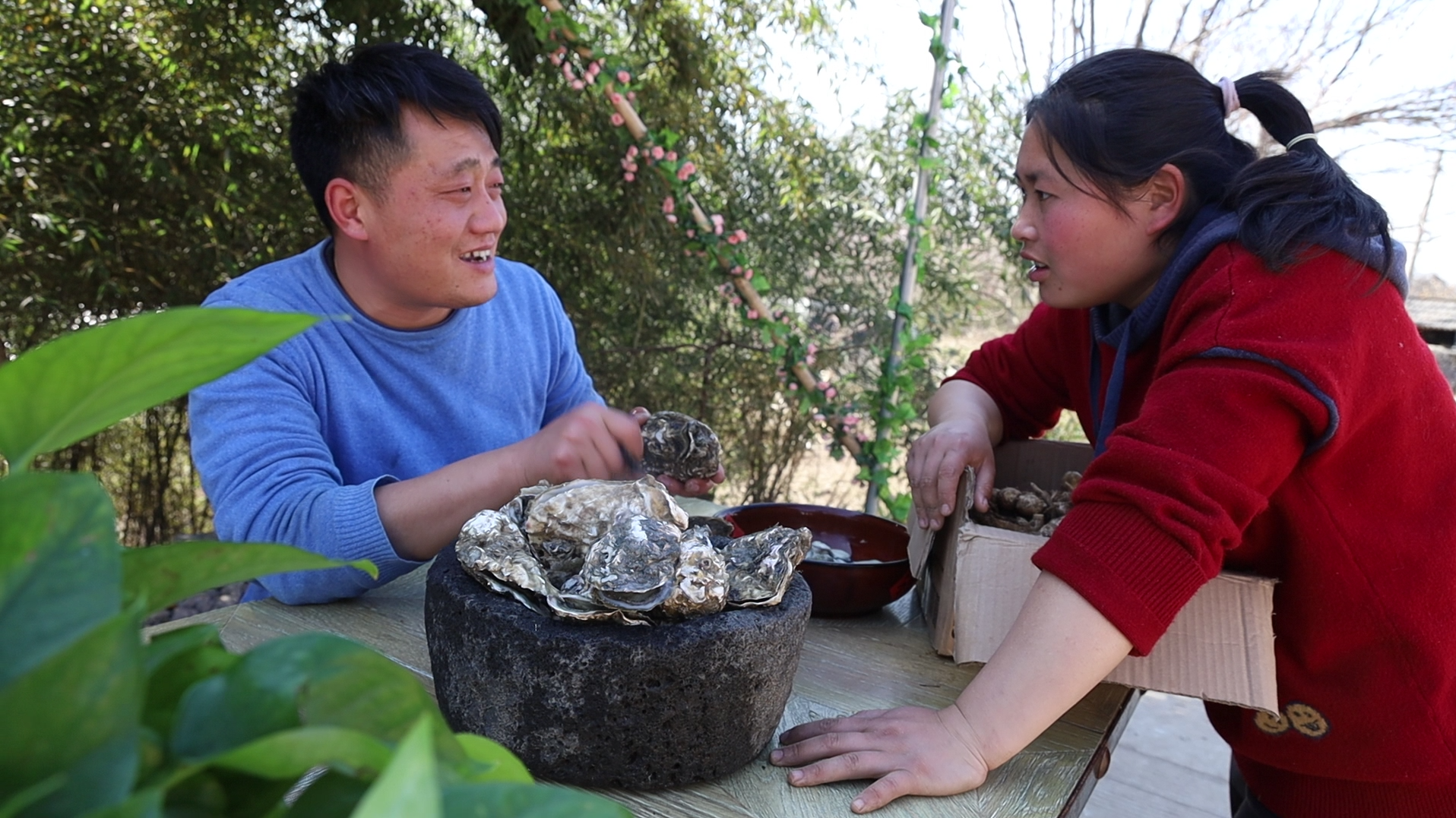 胖妹扛根8米长的毛竹，做腊肉竹筒饭，大洋不帮忙，还在那捣乱