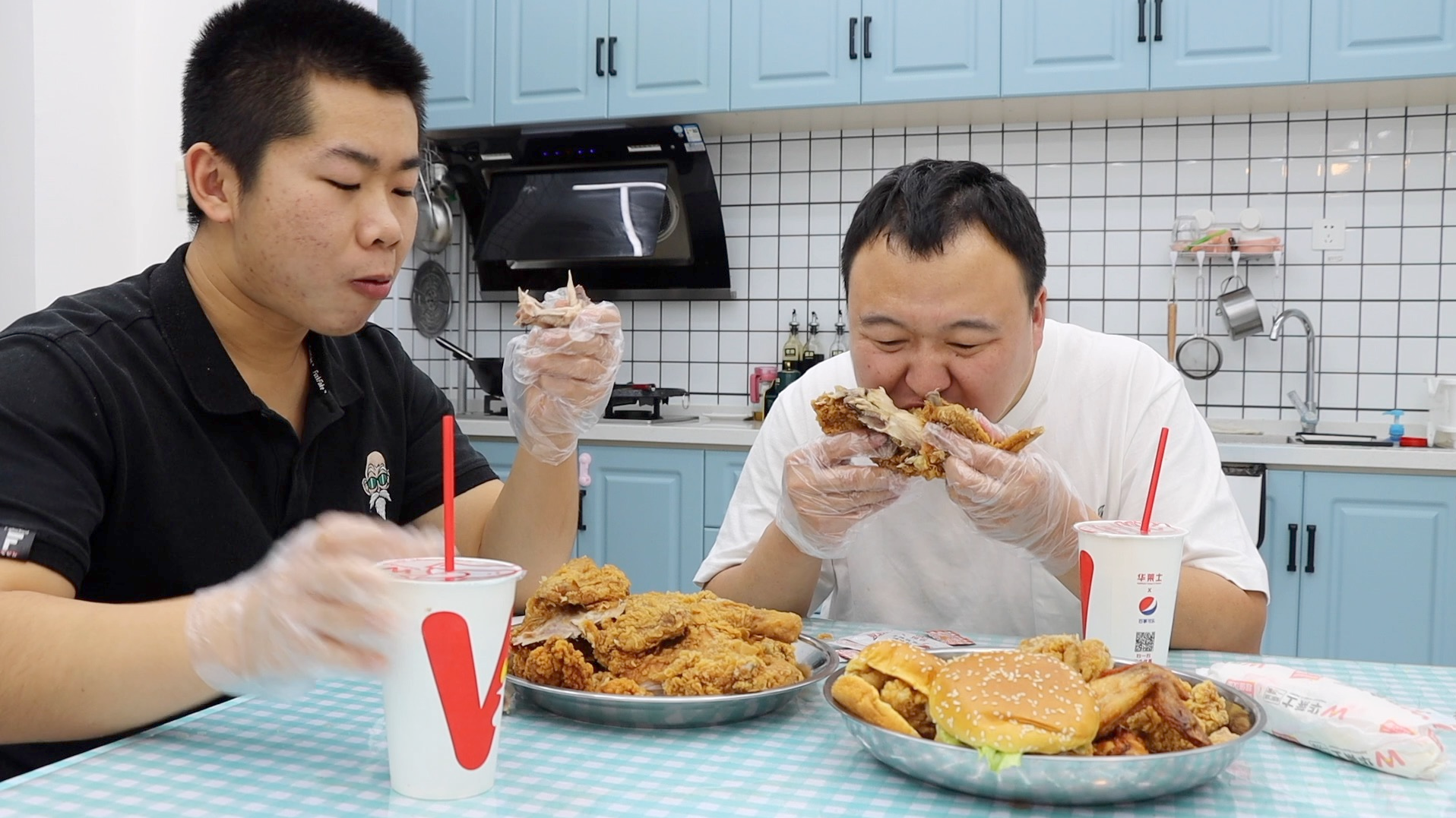 做黄焖鸡米饭的关键在于里面这个鸡肉肉质好不好，小伙做了一碗黄焖鸡，尝尝味道咋样！
