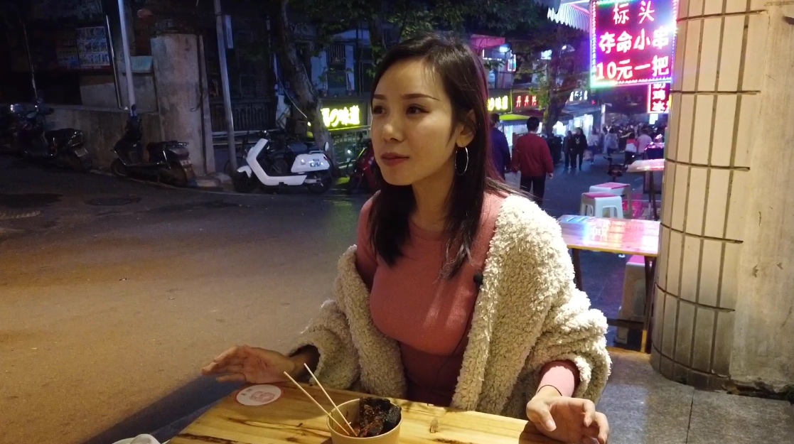 妹子在湖南长沙吃臭豆腐，让老板多放辣，最后差点被辣哭