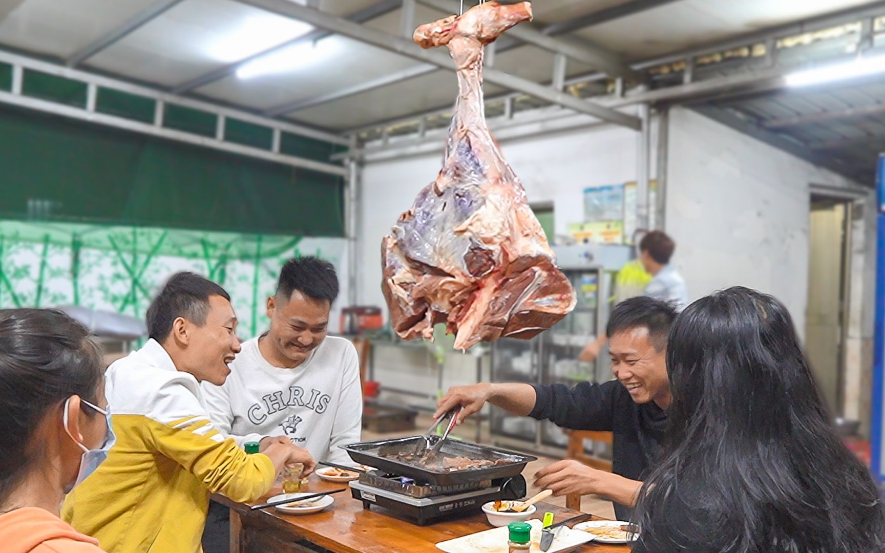 小伟哥求阿壮介绍对象，花900块买黄牛腿摆宴，边吃边等心里慌