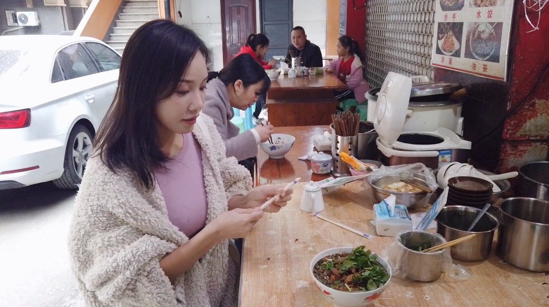 妹子在重庆吃酸辣粉，加肥肠18元一碗，顾客说一天卖5吨，可能吗
