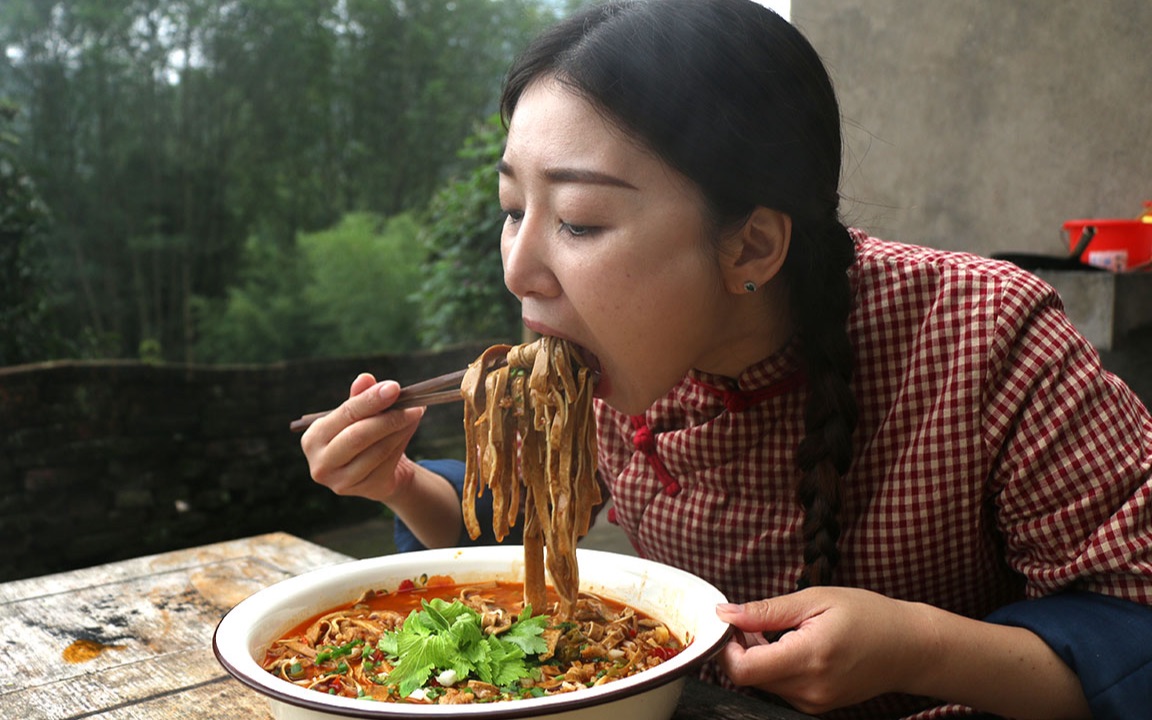 小雨今天吃泡椒豆腐干，又辣又香，吃了3大碗饭，前方高能啊