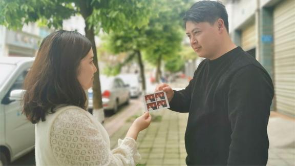 德哥开心的去办一件事，是什么呢？和女朋友拍结婚登记照啦！