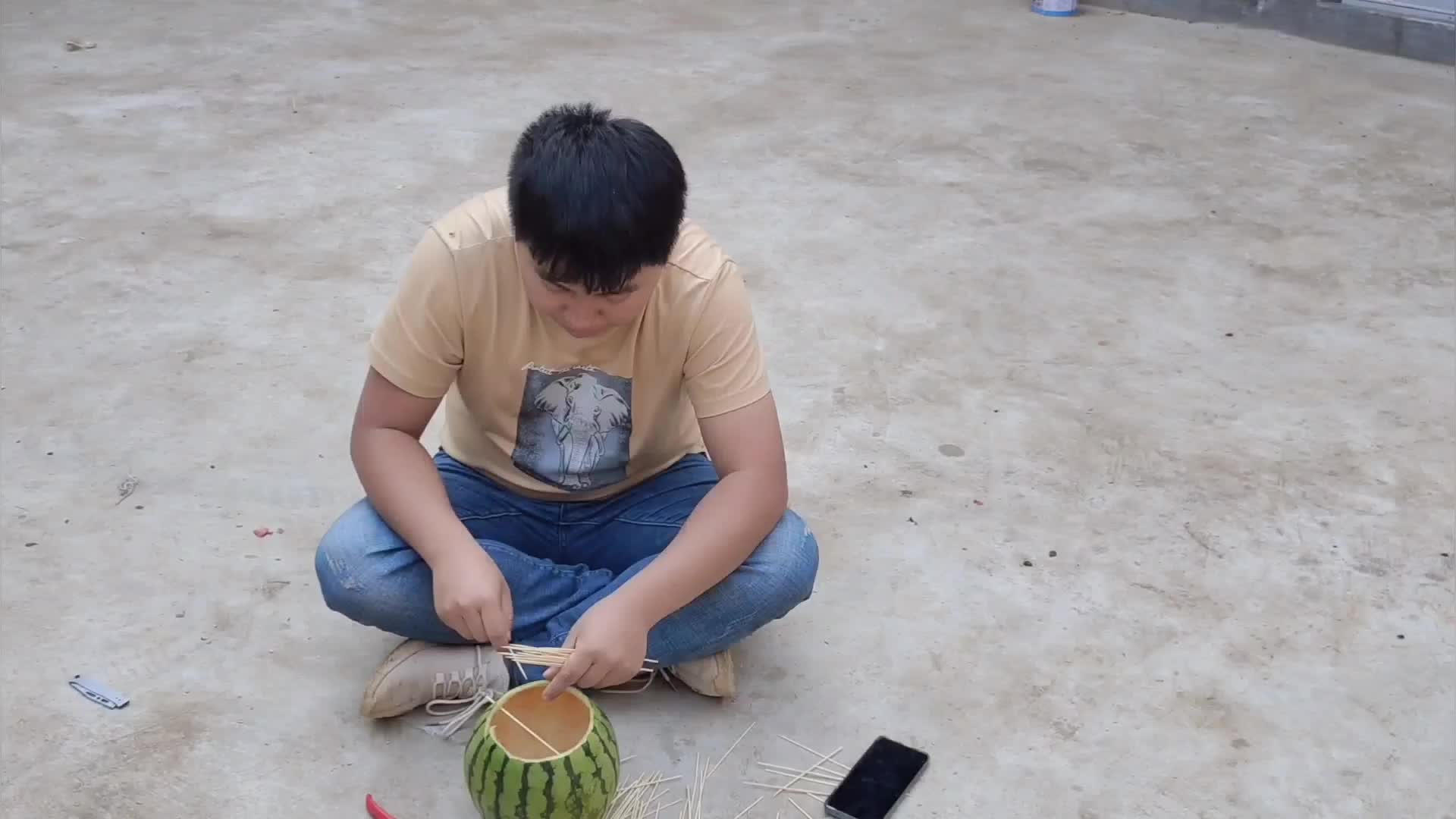 村里的牛丢失了,在山洞寻找到踪迹