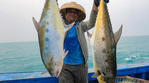 阿彬在50米深水域搏回一群巨物，一靠岸就引发哄抢，鱼贩子乐坏了
