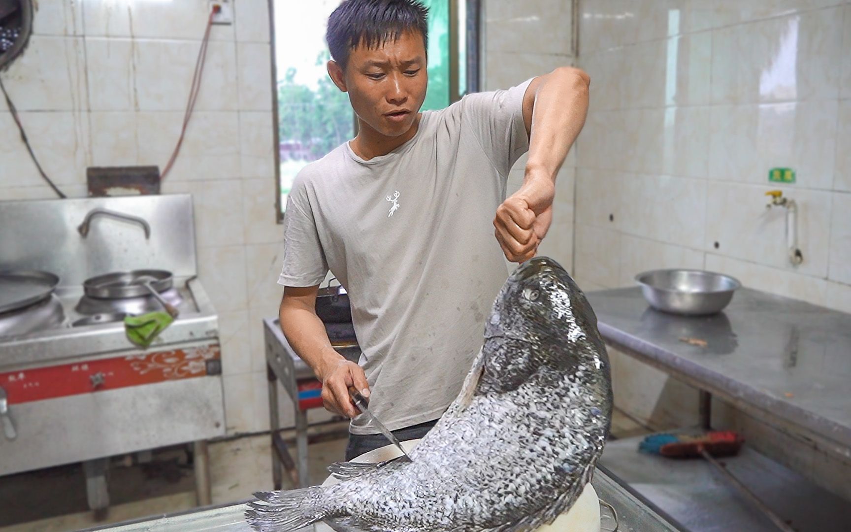 亲戚难得来一趟，阿壮全家出动做海鲜大锅菜，比过年还热闹