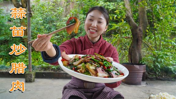 小雨做萝卜炖猪蹄，4根猪蹄小火慢炖，猪蹄要整根抱着啃才过瘾