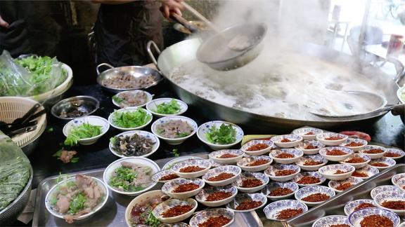 乐山牛肉花样吃，想吃就得跷着脚，1米6大锅涮全牛，1天1头不够卖