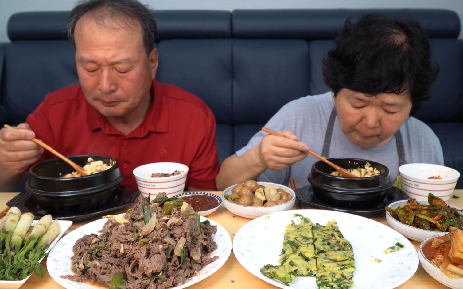 爸妈共享蒜香浓郁的炖软豆腐汤，豆腐很嫩，搭配牛肉味道好极了！