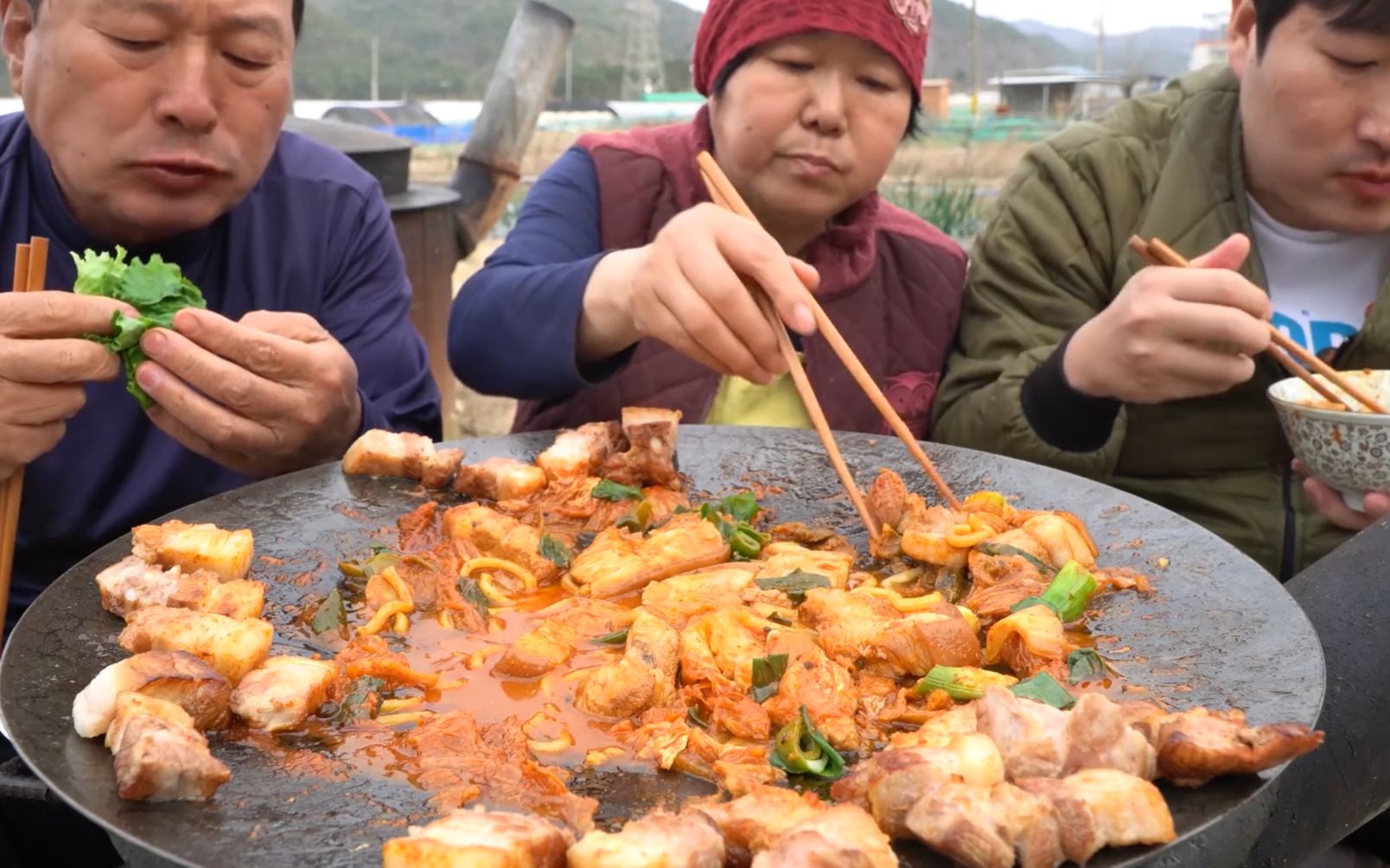 浓郁的牛肉汤里放入烤肉和泡菜，最后再来一点乌冬面，人间美味！
