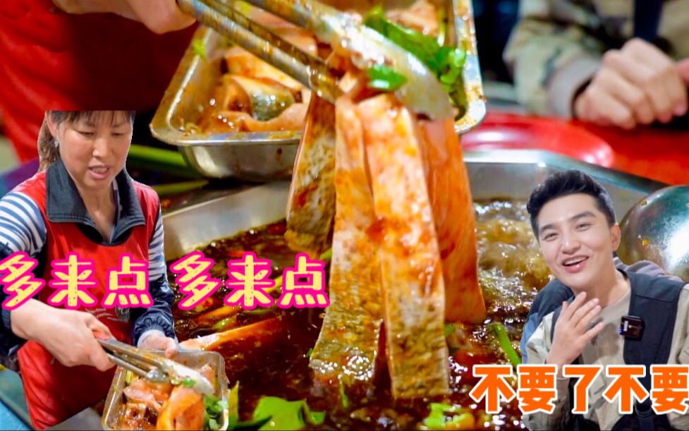 广东人吃猪太拼了，凌晨两点杀完猪，三点门口挤满人，大家熬夜排队争着吃，人均十几元只为吃一口热乎劲的“