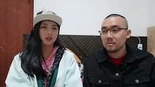 父亲说家里装修好了催儿子买家具，儿子半信半疑，提出一人出一半