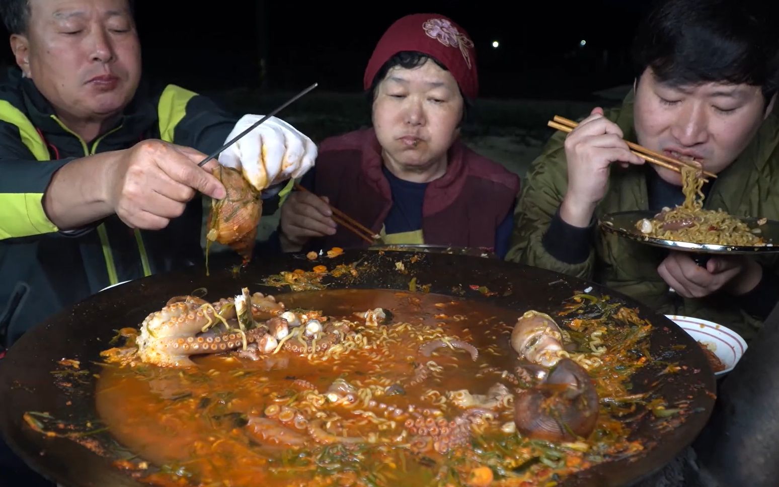 和父母品味鲜香浓郁的金拉面，搭配海鲜，汤汁堪称人间美味！