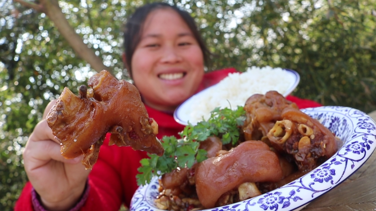 胖妹先给猪蹄做“足疗”，铁锅又炖上60分钟，上手直接啃，过瘾