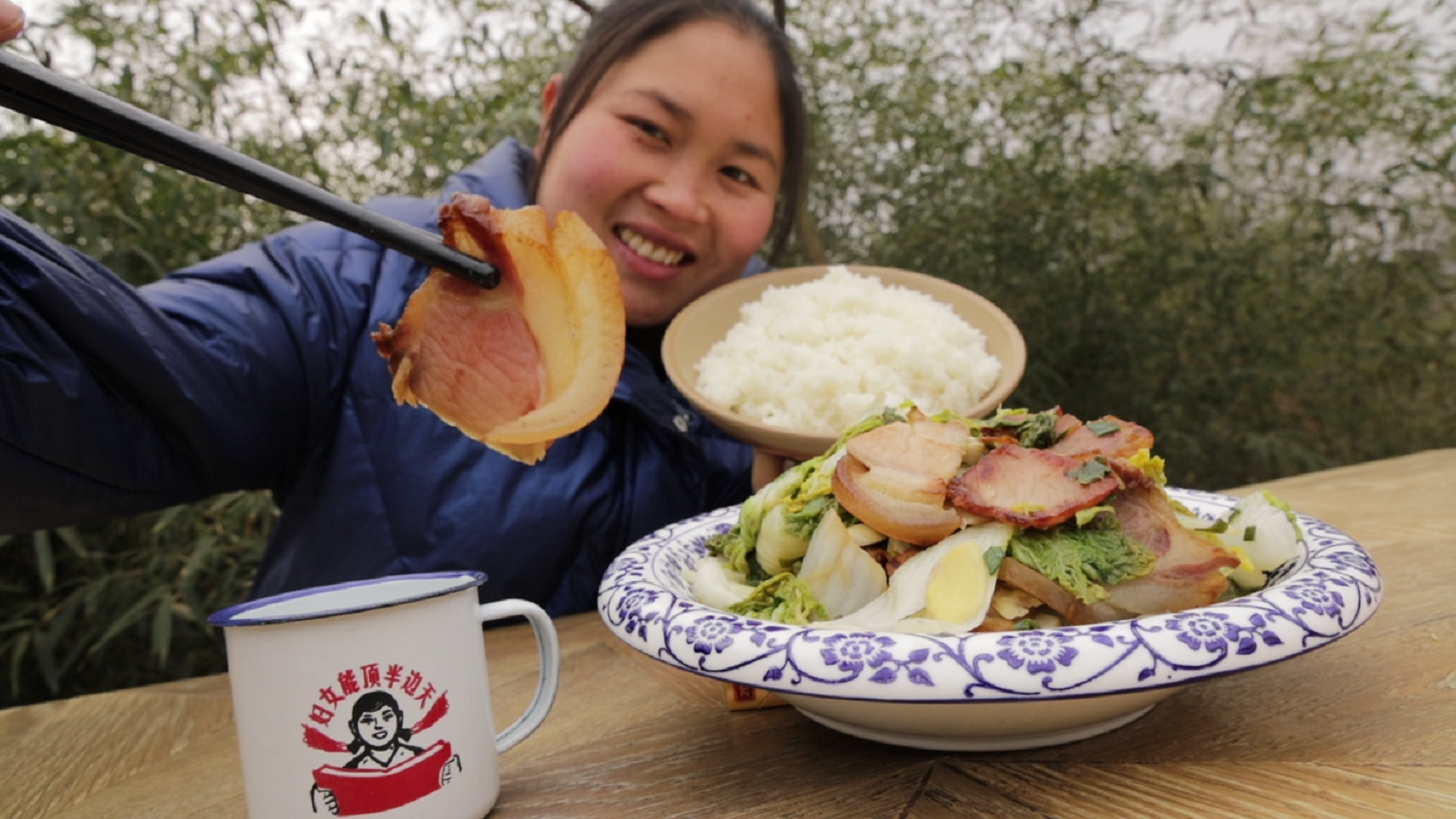 胖妹半夜，独自1人开篝火晚会？中途肚子饿，边烤边吃，真痛快