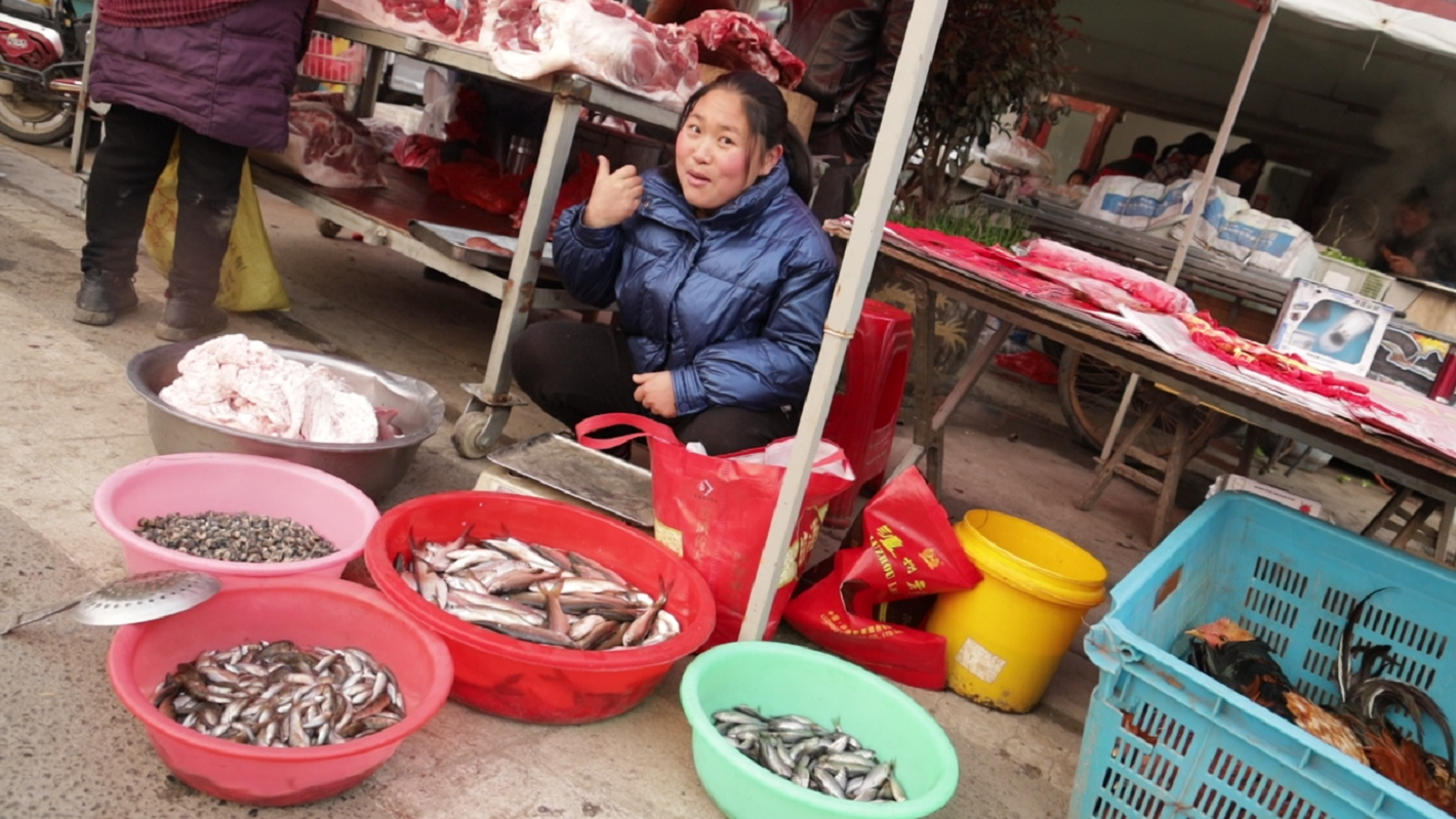 胖妹家今天真热闹，烧桌拿手菜，众人吃得满嘴流油，太过瘾了