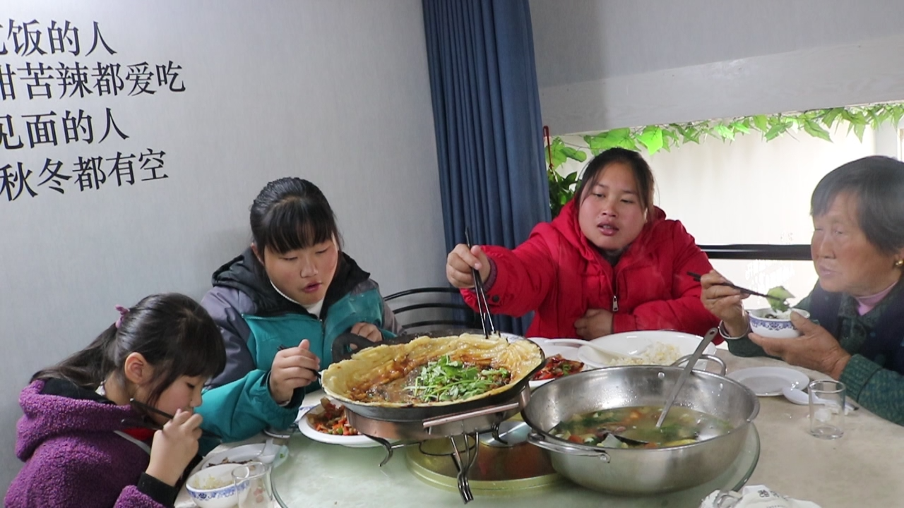 胖妹家来帅小伙，10斤胖头鱼招待，众人吃得根本停不下来