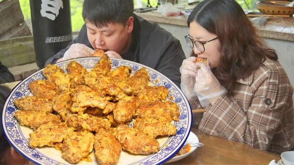 罗哥分了些羊肚菌给德哥，德哥买了五花肉，做硬菜羊肚菌烧肉