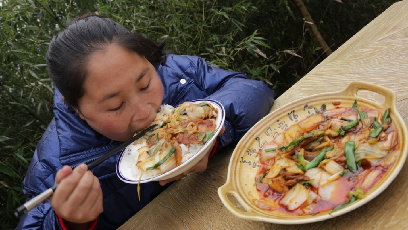 胖妹做螺蛳粉，2包整一盆，大口嗦粉，闻起来臭，吃起来可真香