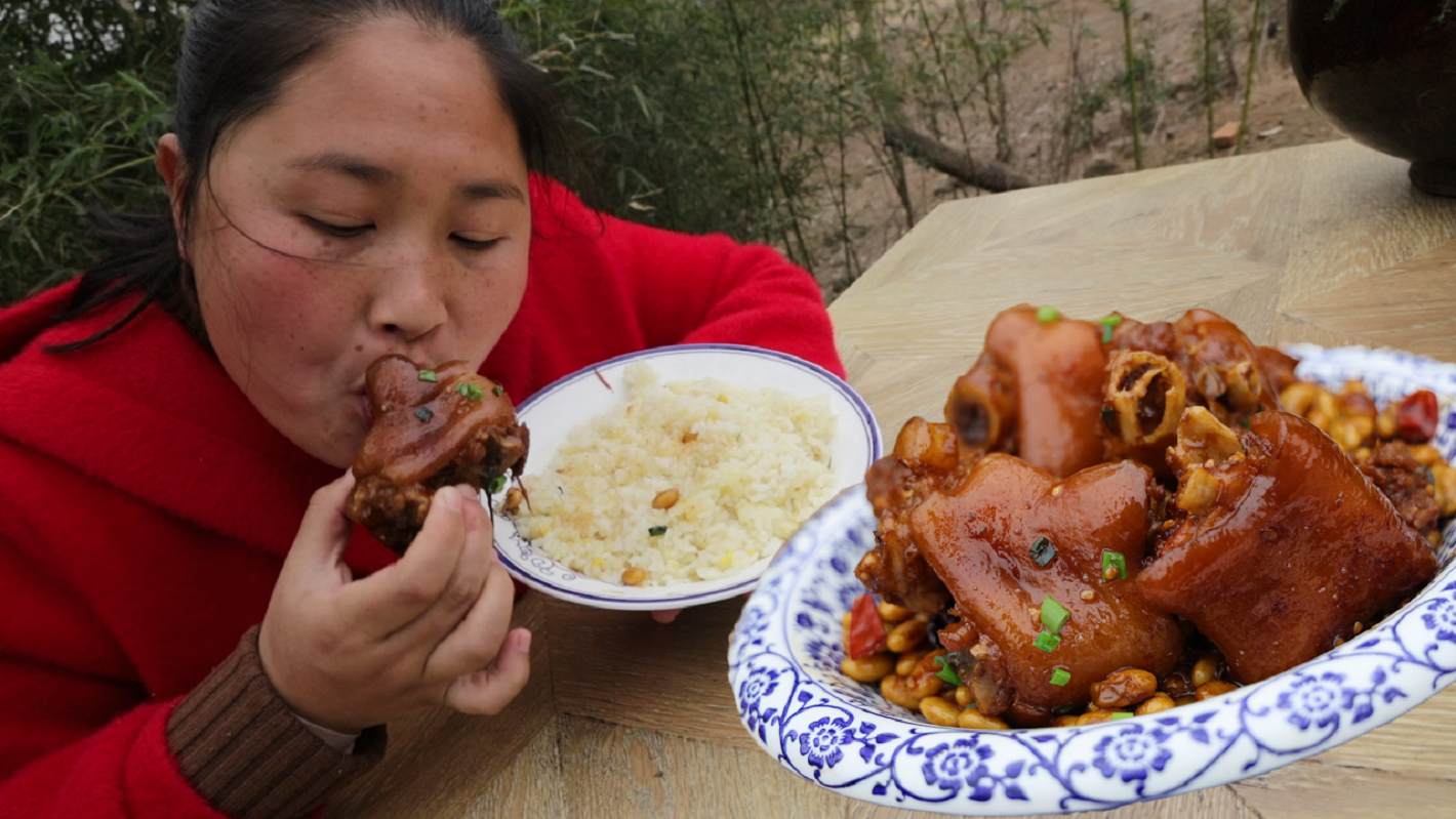 胖妹嘴馋，做1盆黄豆焖猪蹄，肥而不腻，直接上手拿着啃，真过瘾