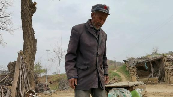 农村89岁留守，门前的土地也种不上，二后生抽时间帮忙！