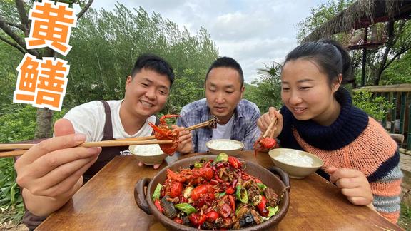煮碗牛骨面，再来一个荷包蛋，哥俩直接坐地上吃，大口吃过瘾