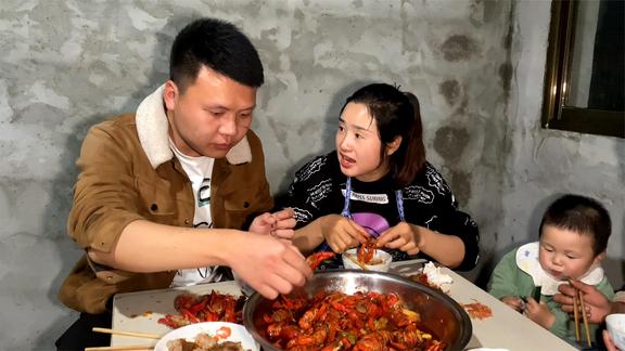 双妹做了一大盆麻辣小龙虾，好吃到舔手指，老公一口一个停不下来