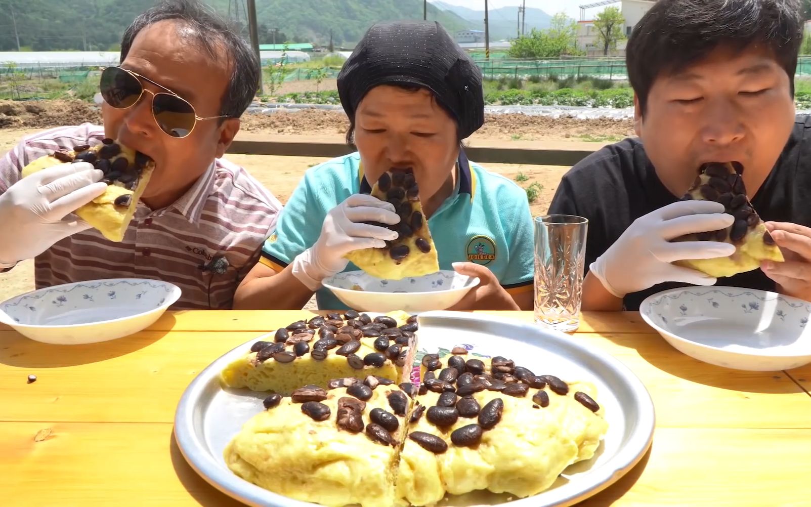 全家共享父母记忆中的米酒面包，搭配牛奶，爸爸：下雨天才能吃！