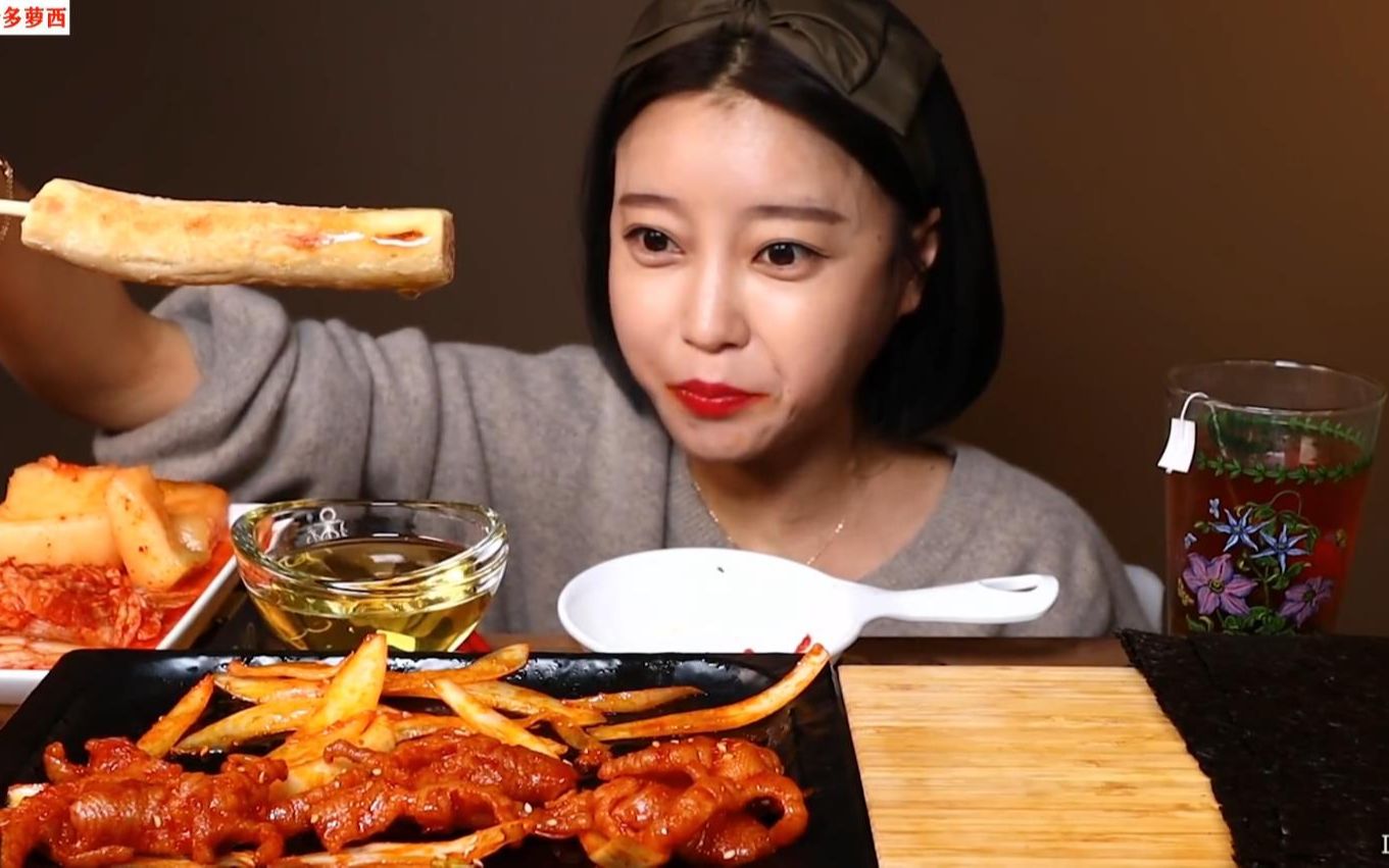 享用辣炒章鱼面，放上蛋黄酱和飞鱼籽，再配上鱼饼汤太美味了！