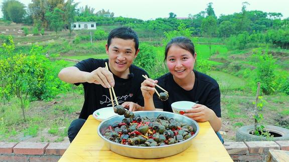 7只甲鱼半个鸡，卤30分钟香辣十足，一人一只拿吃过瘾
