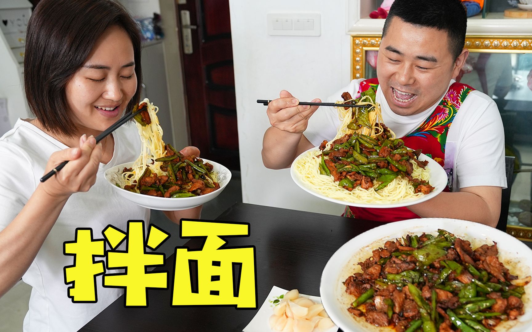 媳妇买2斤辣椒两斤肉，小厨做辣椒炒肉拌面条，配上糖蒜吃着过瘾