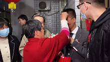 新娘结婚了，新郎居然不是猴哥。气的猴哥堵在门口就是不让人进去
