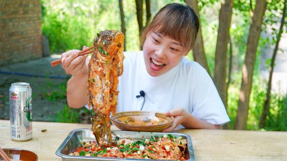 秋妹今天做红烧鲤鱼，鱼肉鲜香滑嫩无腥味，双手抱着啃，真解馋