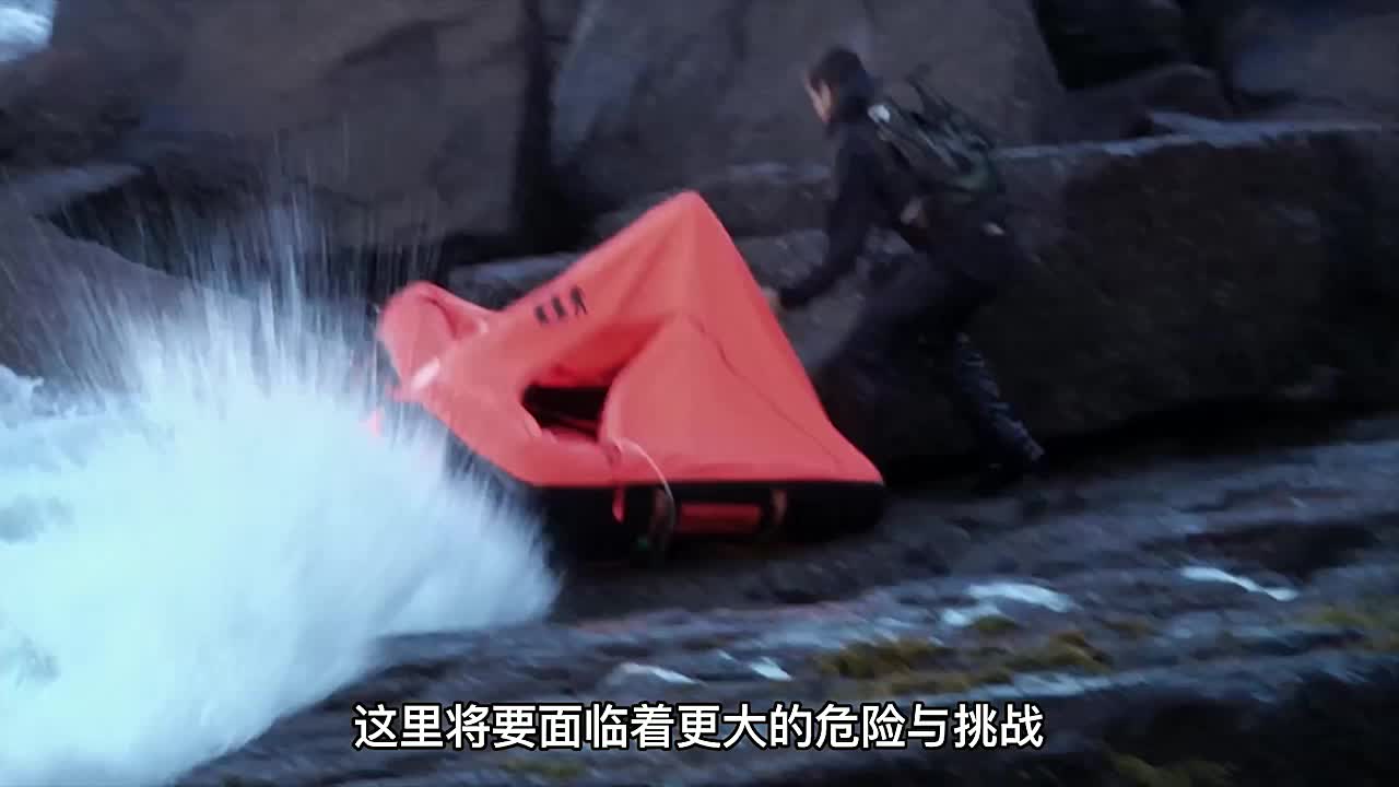 贝爷野外生吃神秘黄色花朵，利用树枝制作武器，大战森林白狼