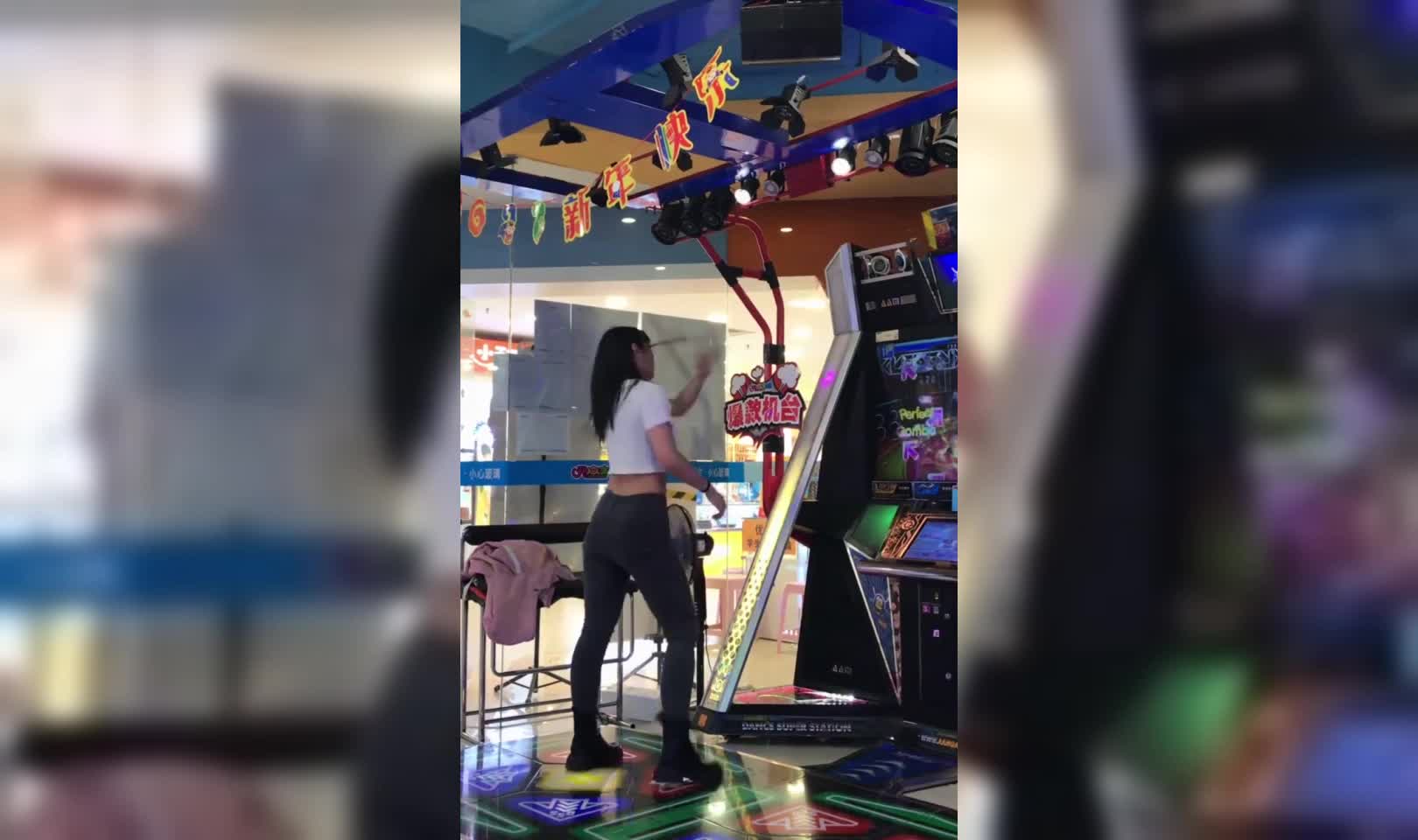 来看美女玩跳舞机