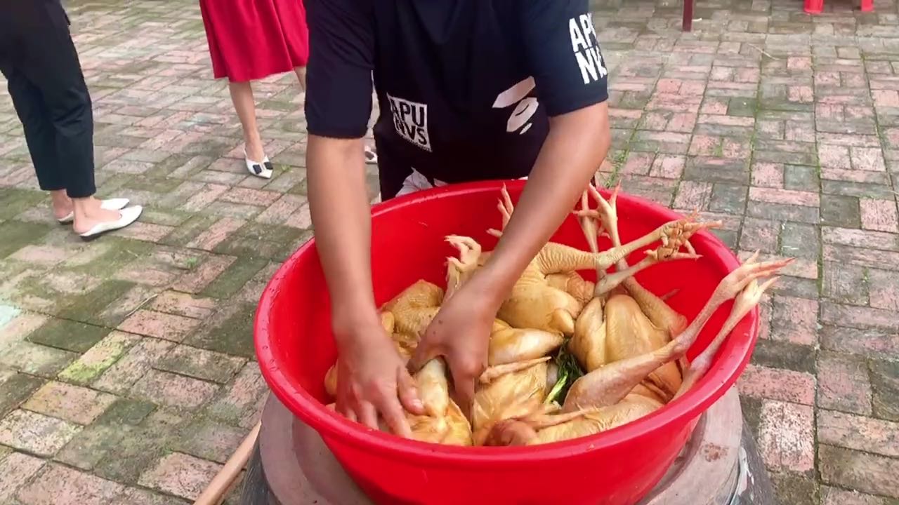 小六乔迁大喜用出各种美食招待大家，这做法有点惊人