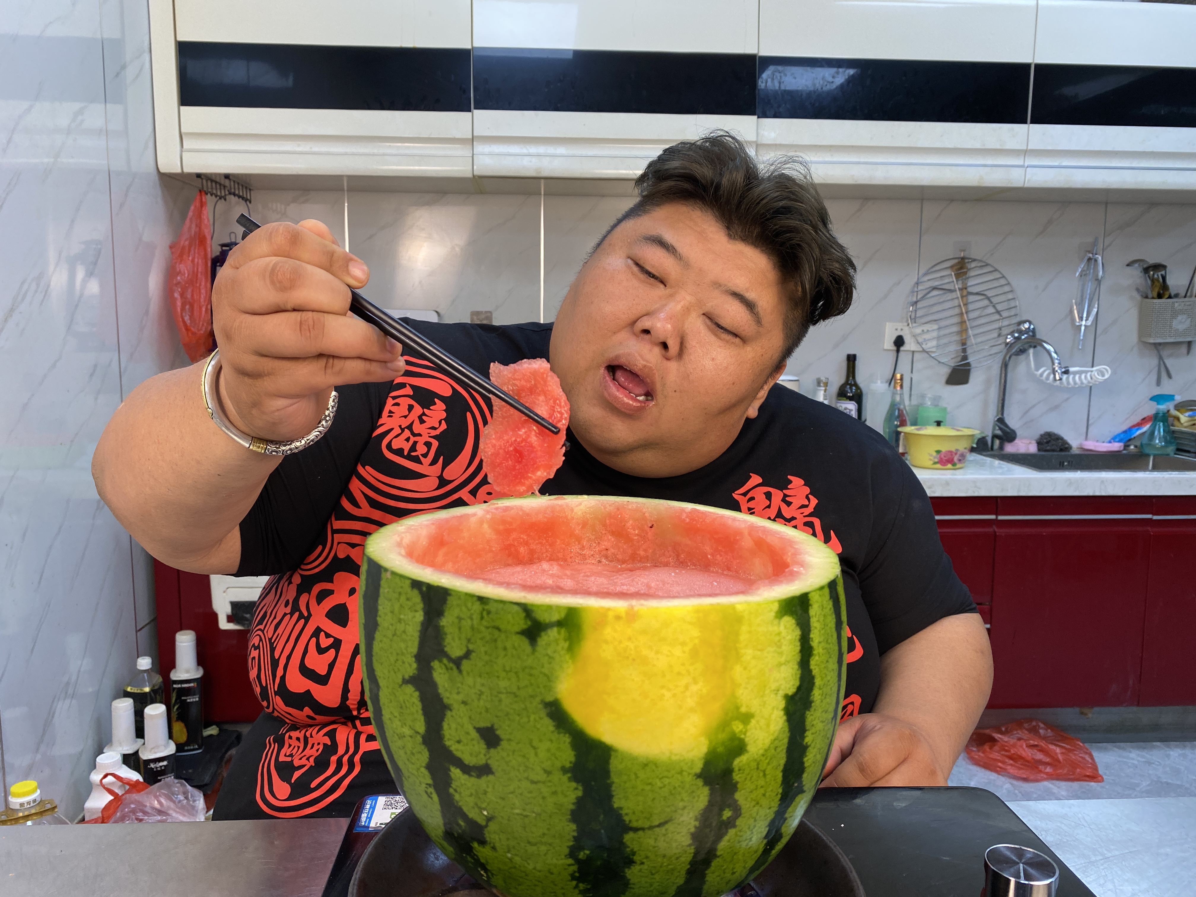西瓜你吃过，西瓜火锅你吃过吗？猴哥带你解锁新美食，贼好吃